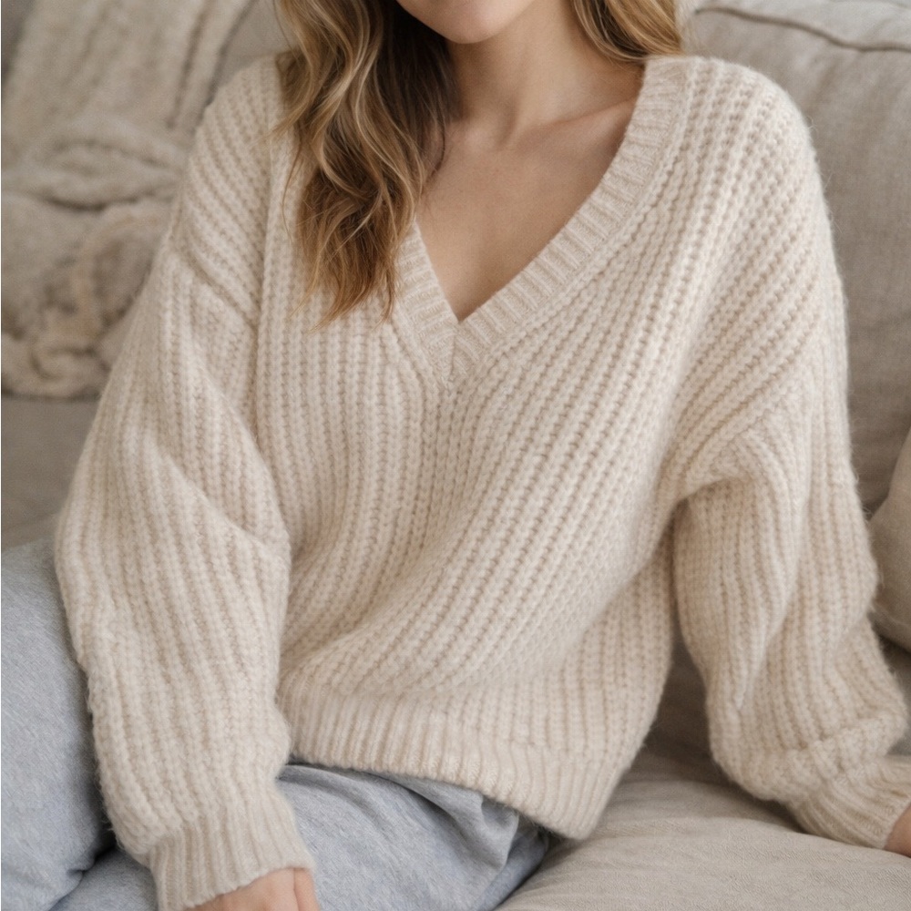 Gianni Bini Cream Ribbed V-Neck Sweater